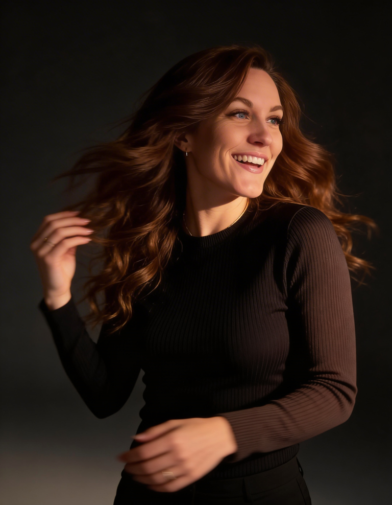 Lächelnde Frau mit blonden Haaren, die an einem Tisch arbeitet und Notizen macht.